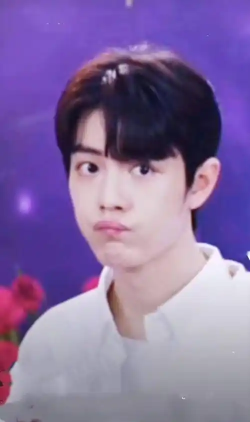 肖战采访化身"宝宝",对着镜头撒娇卖萌,动作可爱像肖三岁_时候_后台