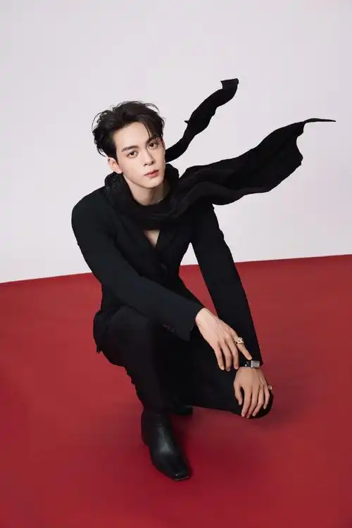 曾舜晞 胸肌!啊啊啊啊啊,曾舜晞微博之夜帅的很大方!#微博之夜红毯