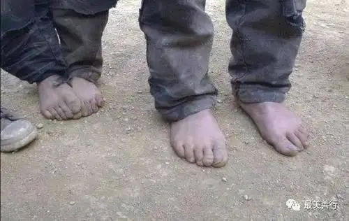 觉得那样走会比较轻巧 为了不迟到光脚小步在泥路上