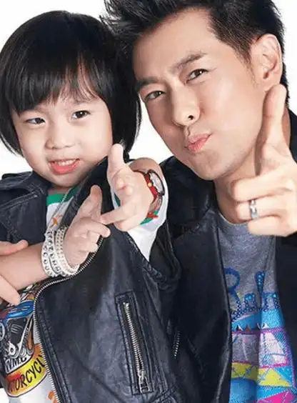 身材壮硕体重接近200斤,网友直言比爸爸显老_林志颖_照片_儿子