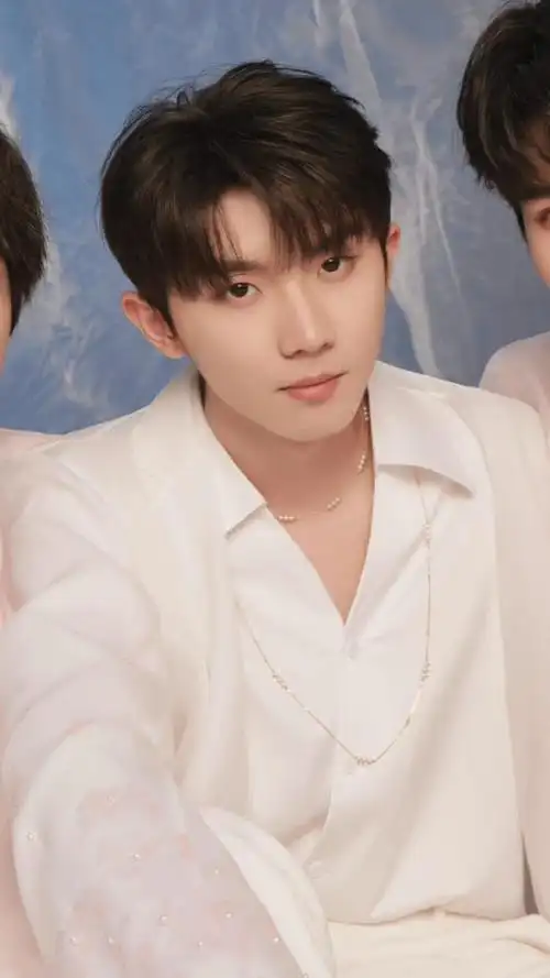 马嘉祺戴珍珠项链##马嘉祺白色珍珠西装##马嘉祺唱意大利语