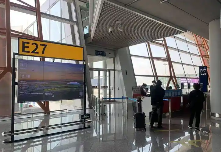 首都机场直飞澳门航班登机口/记者拍摄澳门国际机场正在抓紧扩建,并将