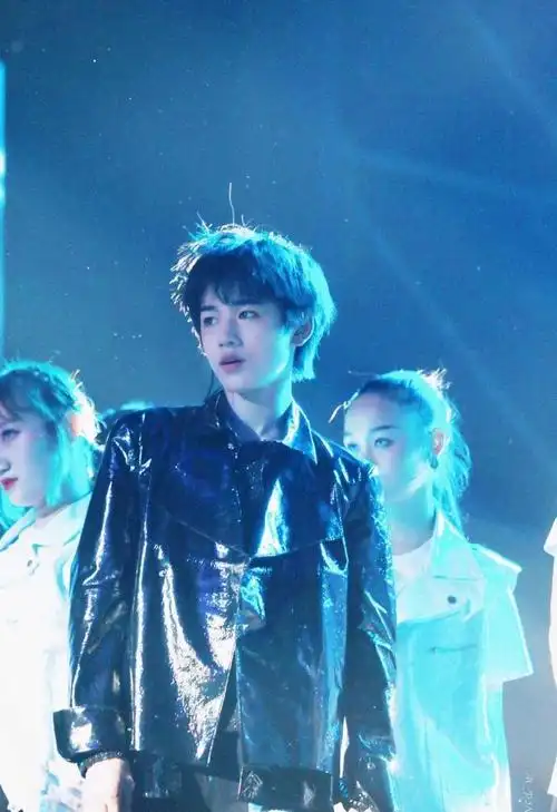 我喜欢的是宋亚轩拿起话筒享受舞台的样子