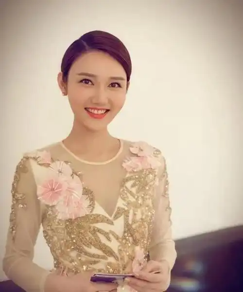 央视《诗词大会》主持人龙洋惊艳写真集_网易订阅