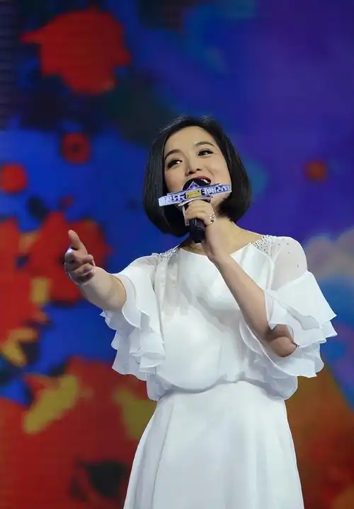 歌手白雪:二婚嫁给小8岁的原艺,如今被宠成公主