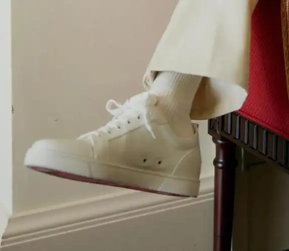 王俊凯白色西装白袜穿搭