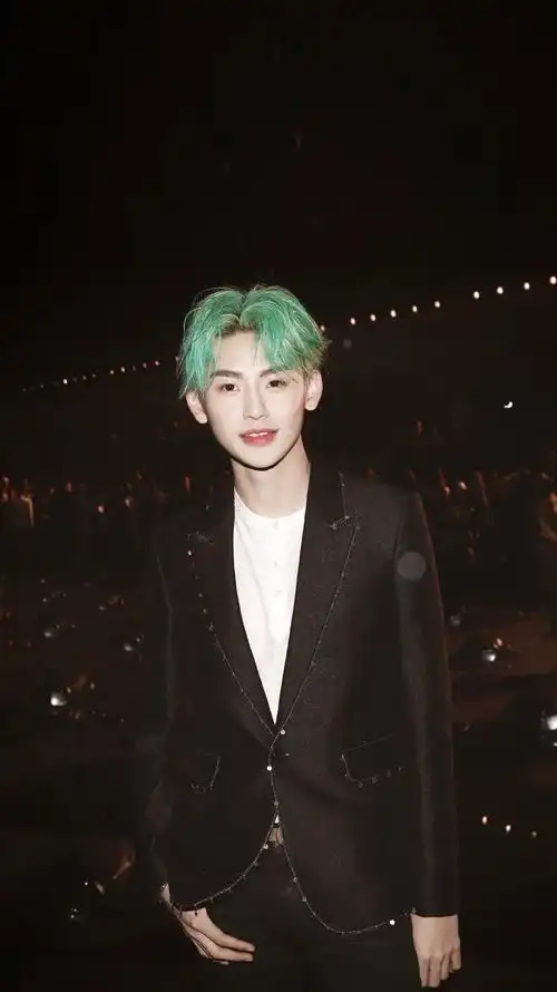 2022最新小鬼王琳凯壁纸高清图片 时尚帅气个性写真锁屏_明星手机壁纸