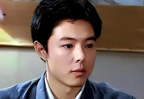 从《还珠格格》走红的张铁林曾经是演艺圈的大红人,备受瞩目.