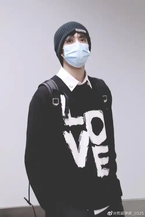 六十三        盛装打扮的宋威龙,一个人坐在机场,戴着帽子和口罩