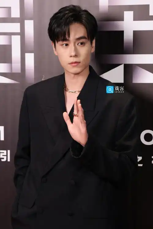 胡一天身着ellemen电影英雄之夜活动,身着黑色双排扣廓形西服套装亮相