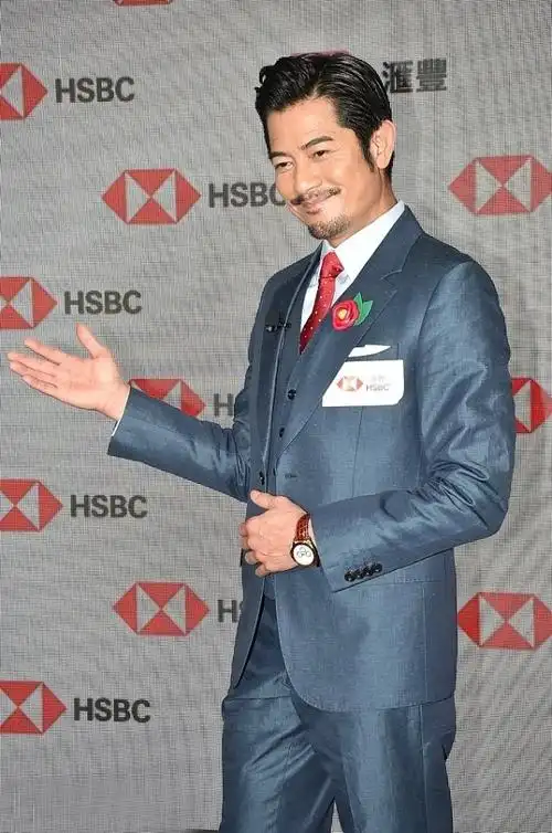 56岁郭富城"不服老",西装造型时髦帅气,和34岁的妻子很般配