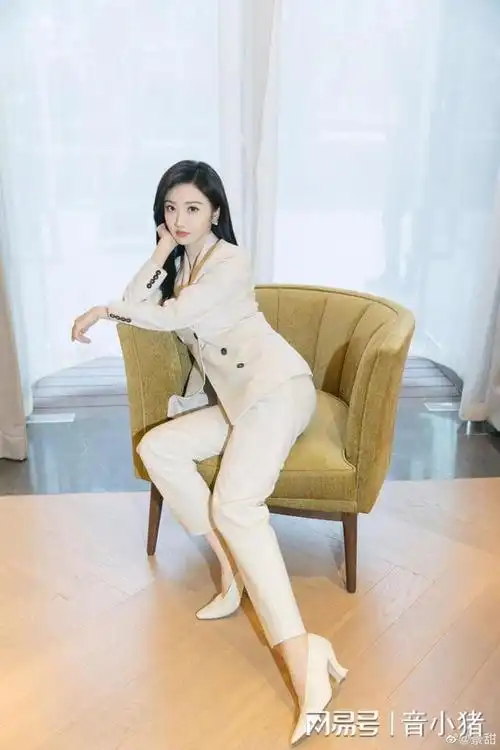 景甜白色西装套装端庄大方