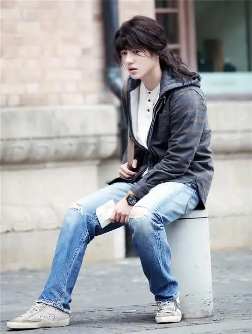 刘昊然一改往日清爽形象留长发绑低马尾走日系风一点不觉得娘