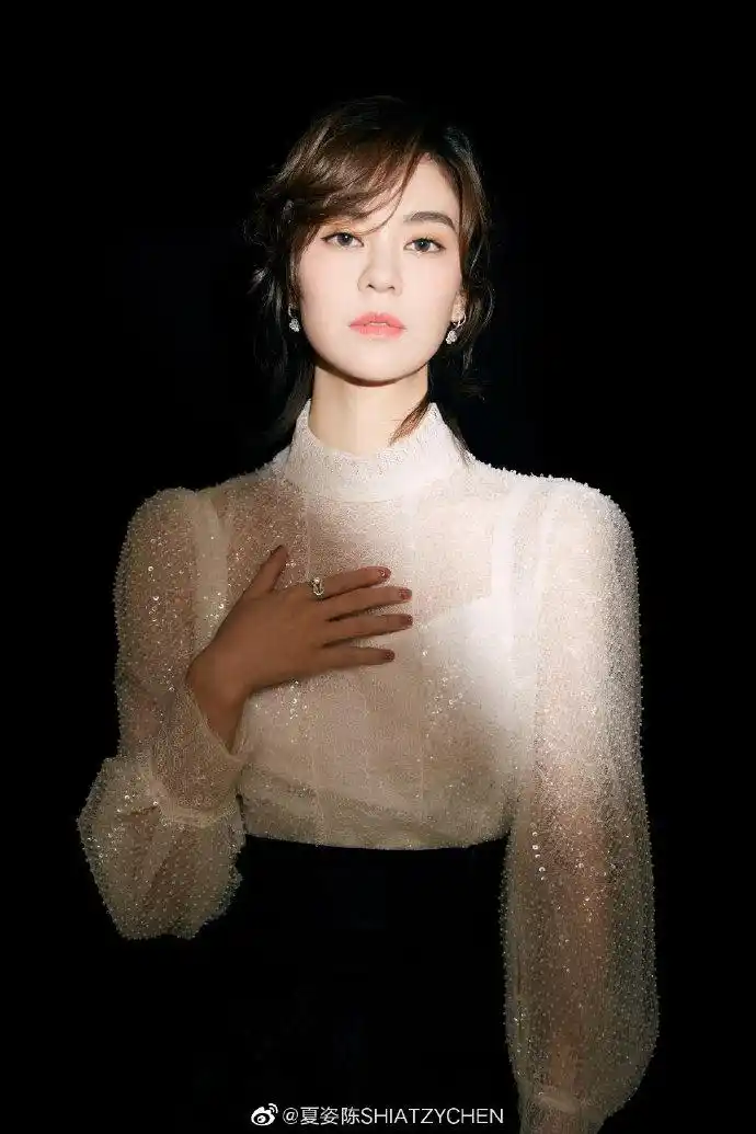 昨晚,上海电影电视节互联网影视精品盛典上,歌手@郁可唯身着#夏姿陈