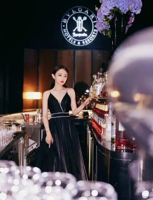 吴佳怡穿黑色裸背吊带裙,,尽显迷人魅力!_那江_宝格丽_内地