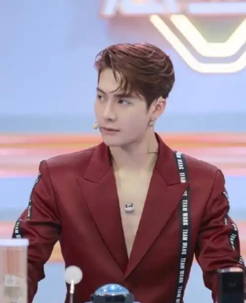 绅士是与生俱来的!当杨颖急着下楼梯时,身后王嘉尔的举动暴露素养