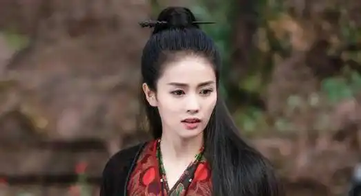 早在白鹿十几岁的时候,她就已经有了做明星的想法,之后在母亲的陪同下