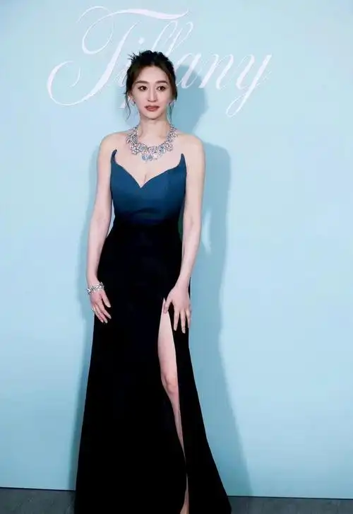 李小冉出席活动,穿一条蓝色渐变抹胸长裙,优雅大方又迷人!