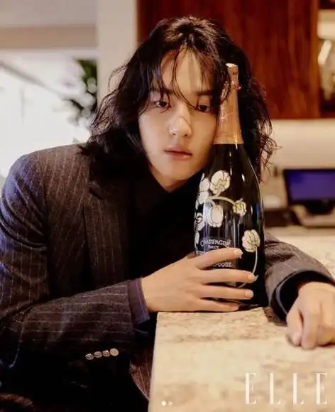 因为越来越多的男艺人也开始蓄起了长发,就像 2020 年时,我们 金宇彬