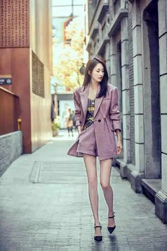 张雯上海时装周看秀逆天长腿实力吸睛