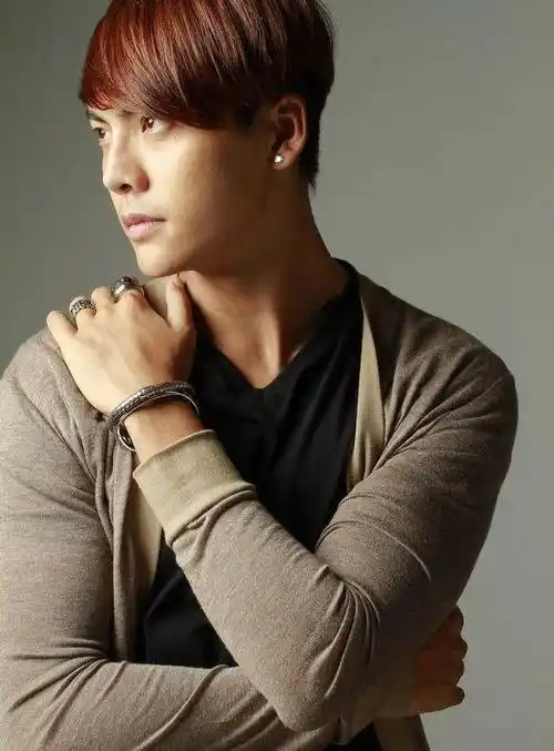 韩范儿的长刘海帅气发型是大多数男明星都留的发型,但是陈伟霆的发型