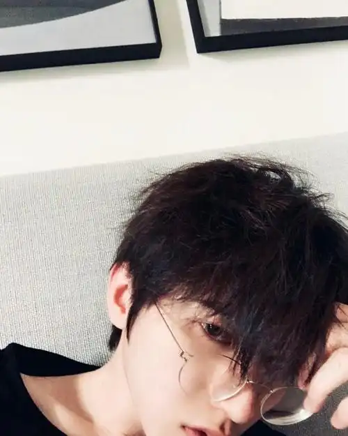 蔡徐坤戴眼镜素颜自拍