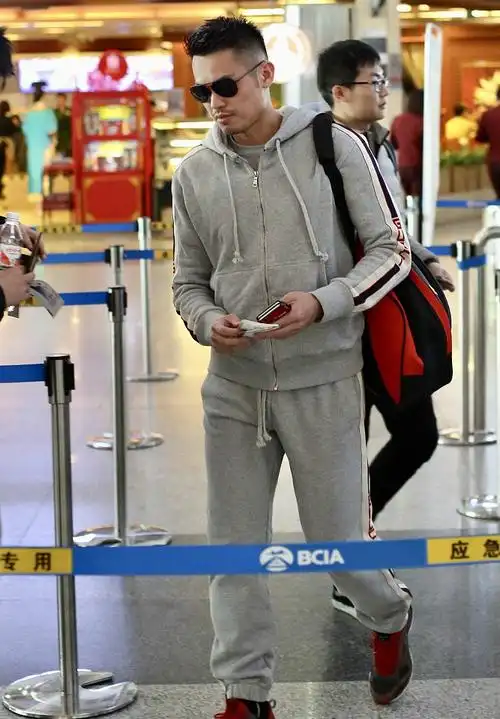 林丹黑超遮面低头疾行 无粉丝接机看路人的表情亮了