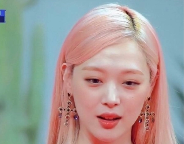 雪莉粉色发色化身人间水蜜桃,网友:粉色仙女!