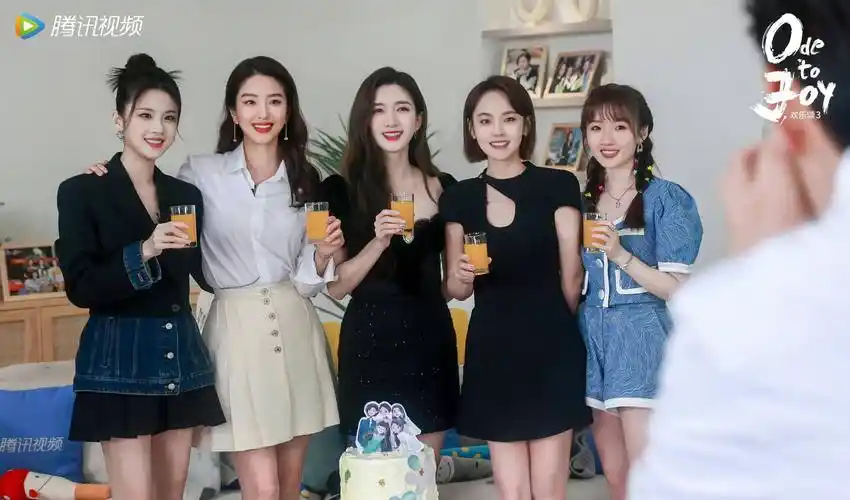 江疏影,杨采钰的角色有一些重合之处,不过总的来说就是白领,独立女性