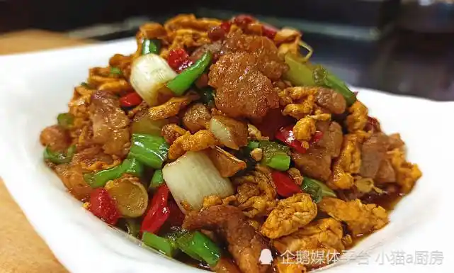 农家人喜欢的下饭菜:"辣椒鸡蛋炒肉"做法,香辣开胃,解馋过瘾!(图2)