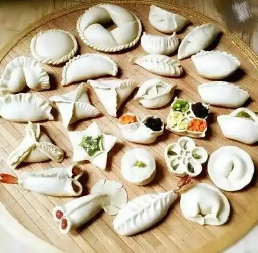 写美篇随着时间的发展,我们的饭桌上出现了各式各样各种颜色的饺子,既