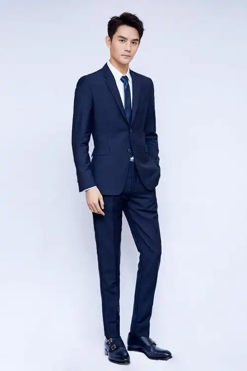 人帅气质好,身材板直,王凯就是行走的衣架子,西装教科书