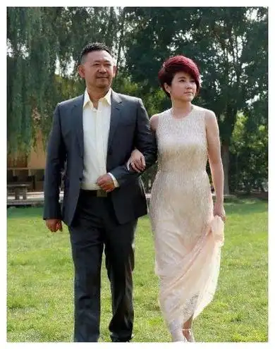 娱乐圈的模范夫妻,16岁一见钟情,相恋9年结婚,至今恩爱如初