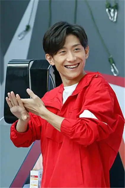 张一山红衣现身品牌活动笑出满脸褶 当场花式涂大宝表情包不断