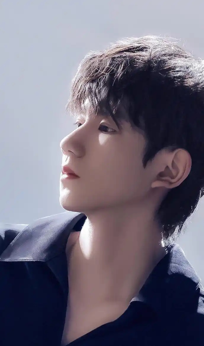 【王源  侧颜】  精品下颌线和星星眼,侧脸就是超级帅  图片cr:网络