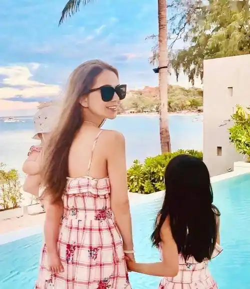 昆凌晒一家五口出门,一起穿亲子装出街,幸福感十足!_周杰伦_女儿_显得