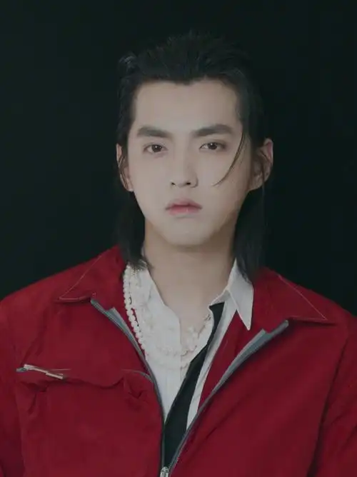 高清广州男明星吴亦凡骑士装写真图片图片