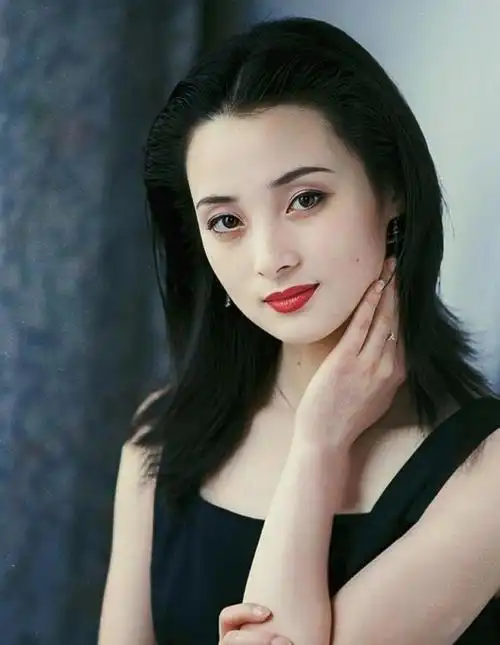 当内地四美遇到港台四美,赢了古装输了时装,赢了皮相输了骨相|林青霞