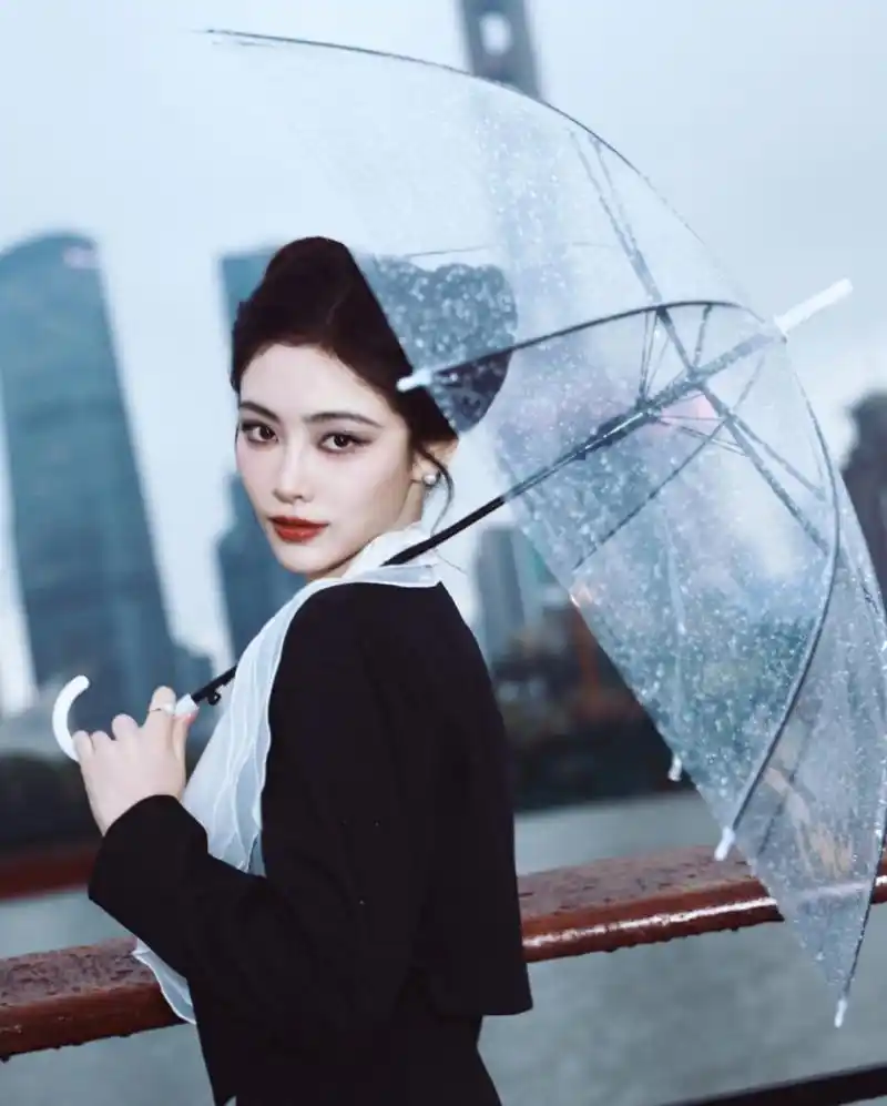 许佳琪开叉长裙写真,美腿纤细白皙让人心动不已!