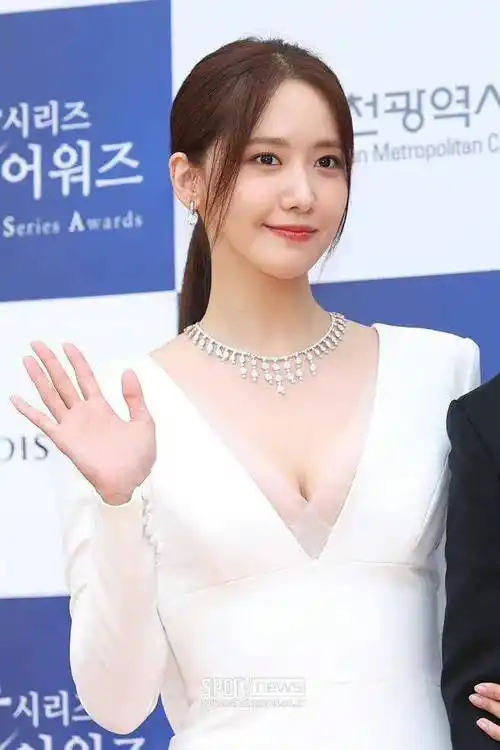 林允儿一身白色礼服 ,惊艳亮相青龙红毯_电视剧_身份_作品