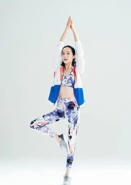 氧气美女韩雪活力十足 练瑜伽大秀马甲线