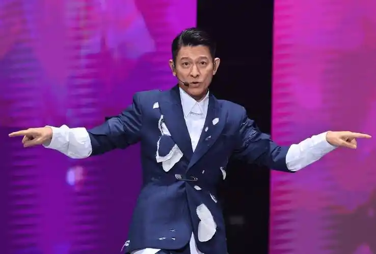 其实刘德华过去在舞台上做过很多次这个动作,只不过这次他直接滑到了