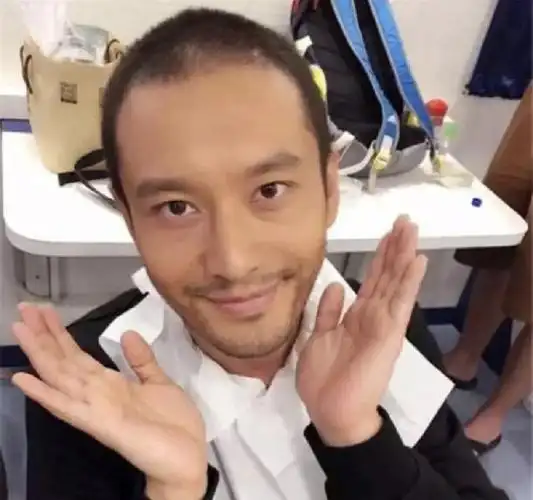 黄晓明被指早已秃头发型师指其头发有这个问题