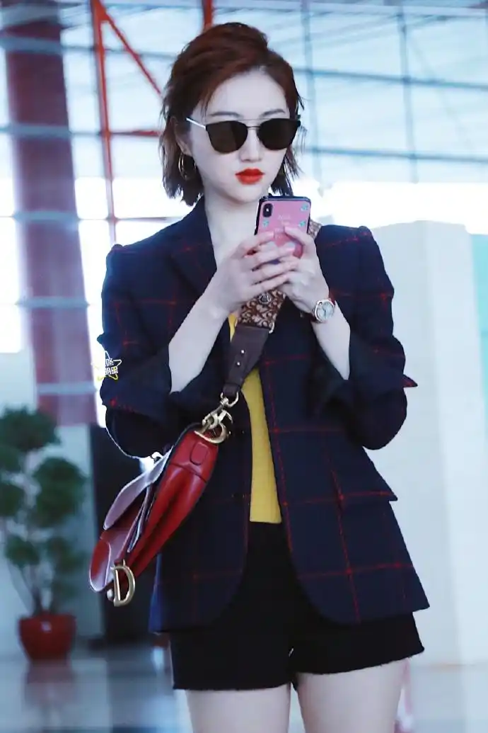 景甜戴墨镜穿格子西装搭配黑色短裤现身机场,皮肤白嫩面带微笑!