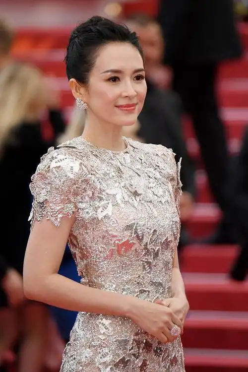 章子怡鱼尾礼服亮相美好年代红毯