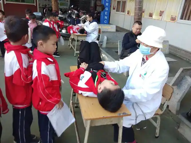 临高县第一小学学生健康体检纪实