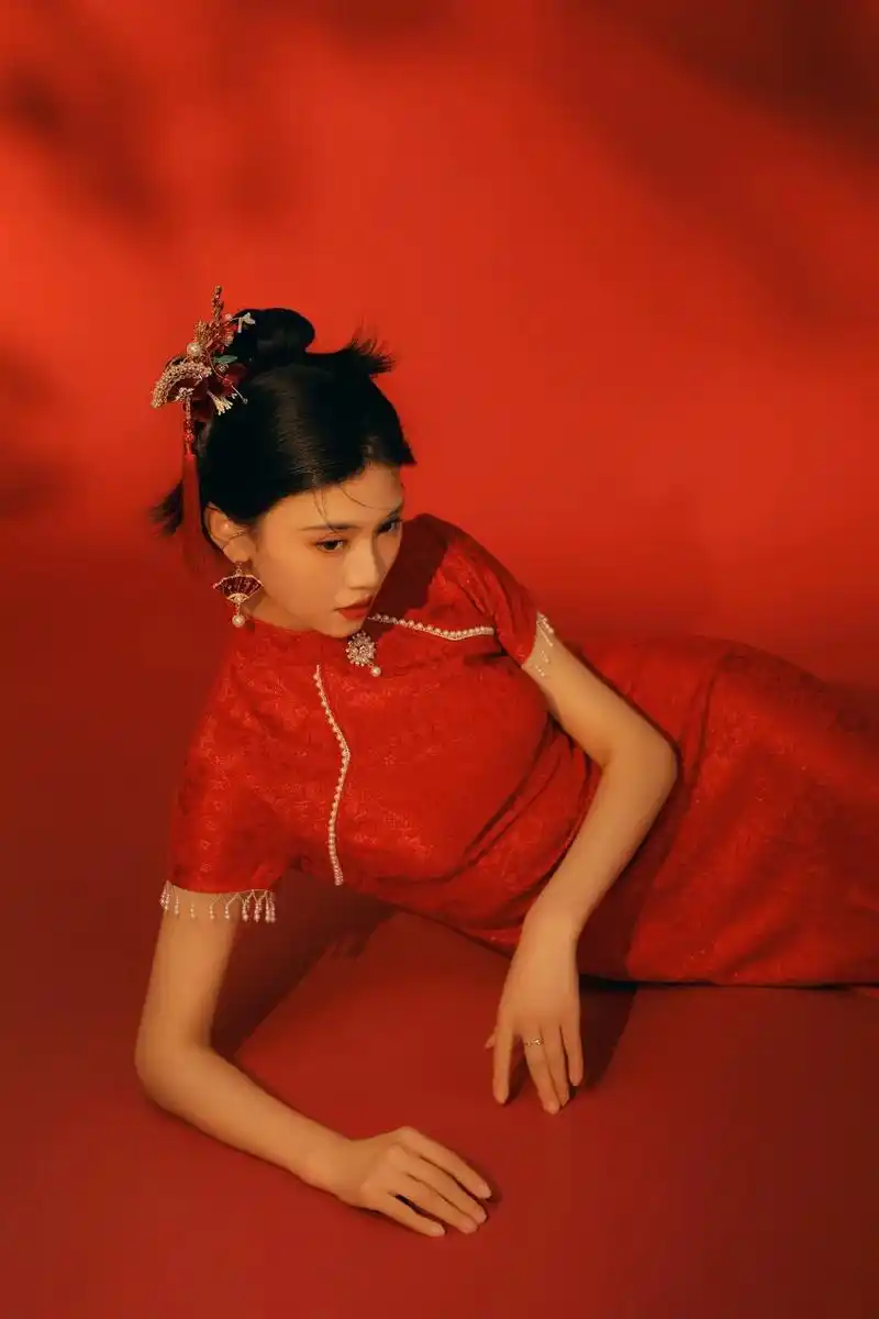 红色旗袍.飞乐时写真馆 红色霸气个性时尚大方的旗袍 是每一个 - 抖音