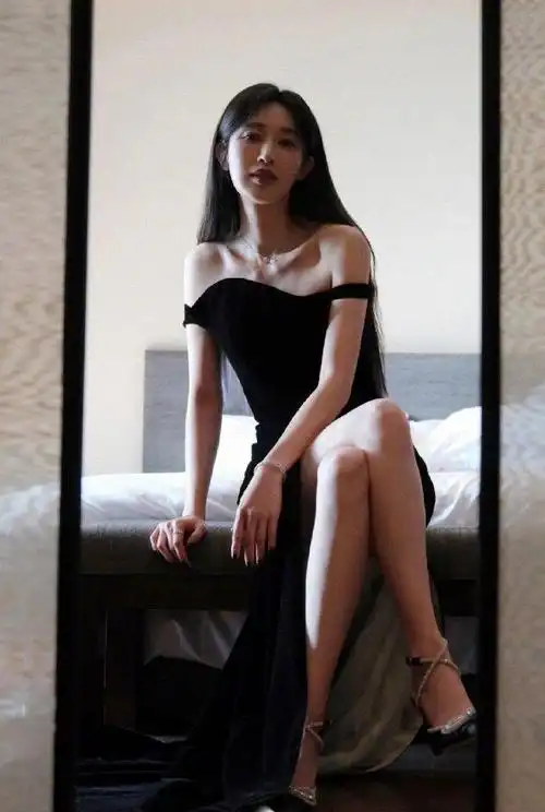 当我第一次在《男人帮》中看到她时,就被她那双美丽的大长腿所吸引.