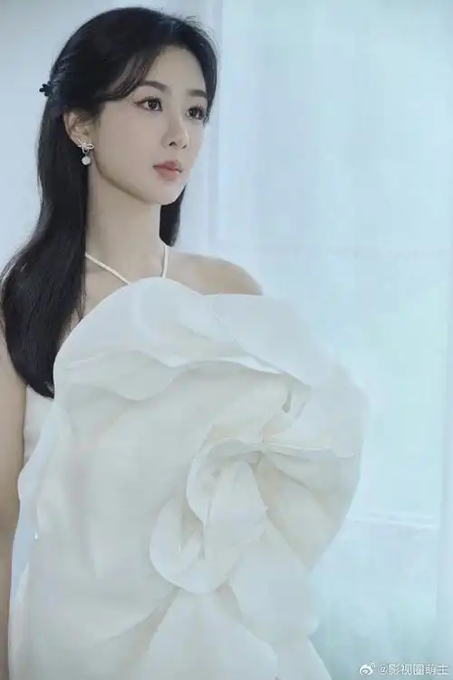 杨紫山茶花白裙