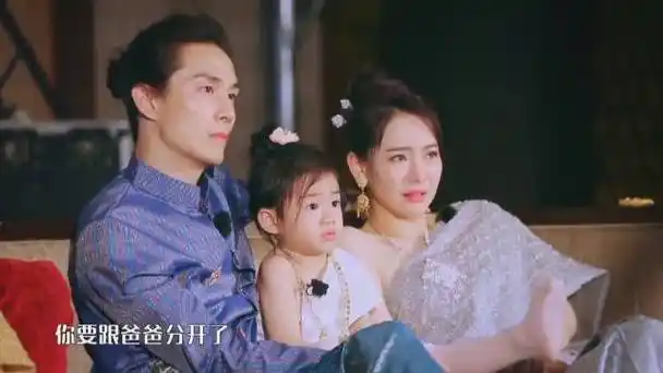 戚薇一家三口看着lucky大哭的录像,看着李承铉泛红的眼睛